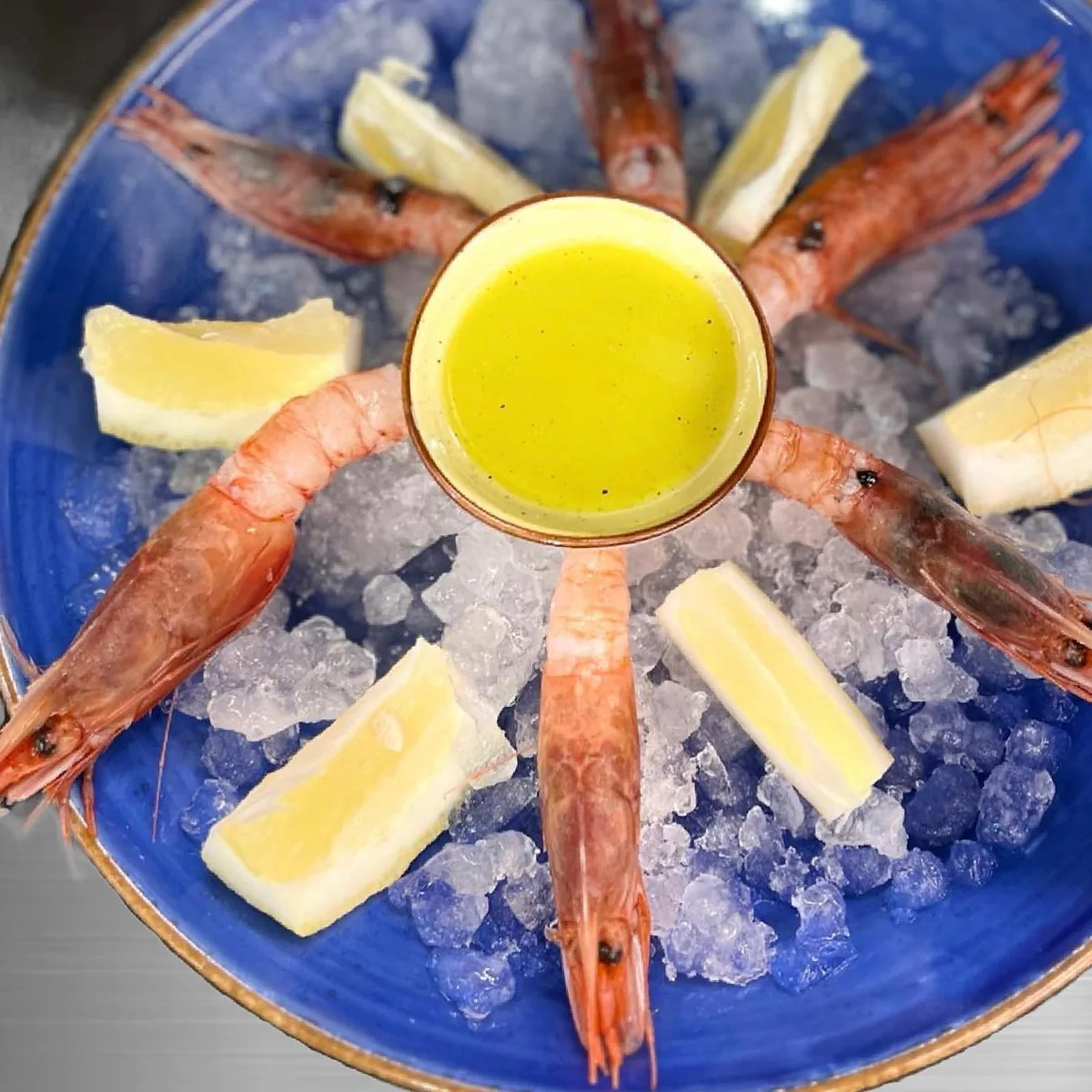 Gamberi freschi e limone su ghiaccio