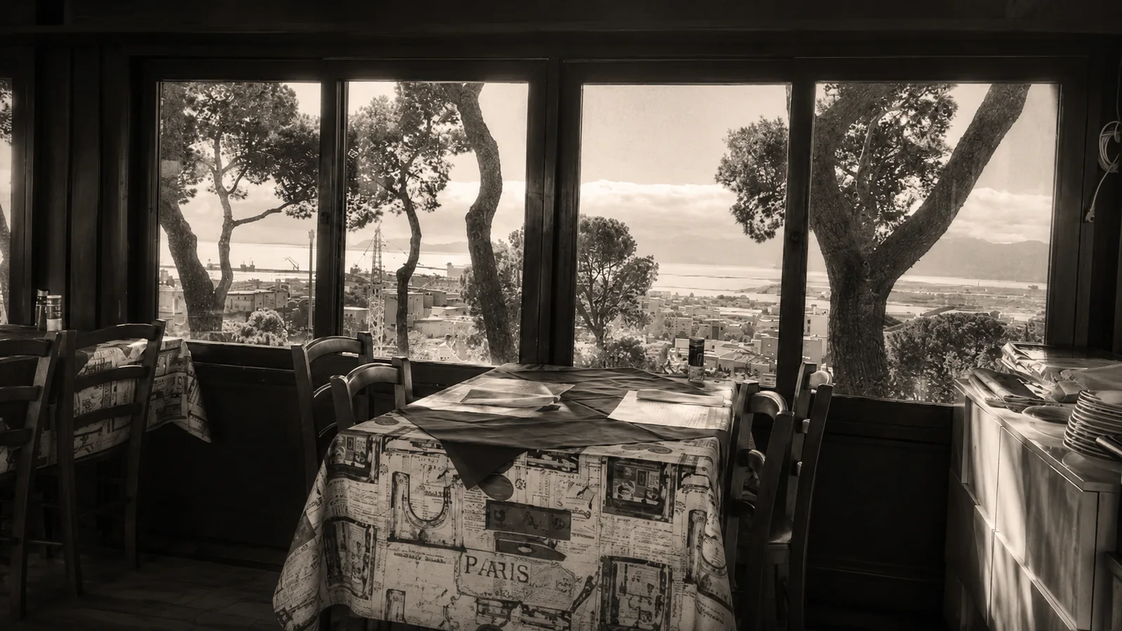 La sala del ristorante affacciata su Cagliari